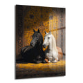 Sarı ve altın tonlarında, oryantal desenli bir halı üzerinde uzanan siyah ve beyaz renkli iki atın resmedildiği cam tablo. Atların üzerine düşen güneş ışığı, odanın atmosferini yansıtırken, arkadaki duvarda da aynı desenli halı asılı durmaktadır.