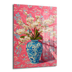 Pembe desenli bir arka plan önünde, mavi-beyaz işlemeli bir vazoda beyaz orkidelerden oluşan canlı ve parlak bir natürmort tablosu.