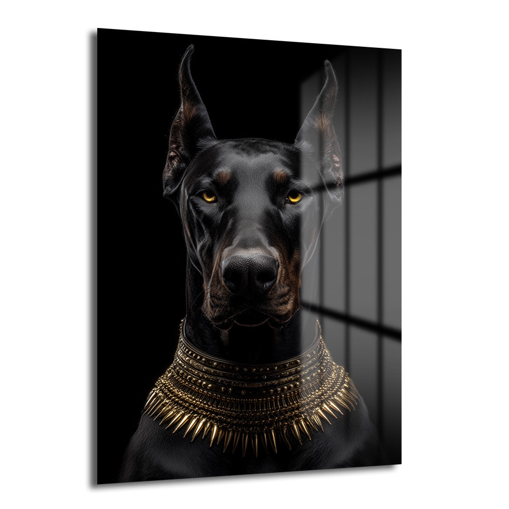 Koyu siyah bir arka planda, altın rengi sivri yakalı, çarpıcı sarı gözlere sahip asil bir Doberman köpeği portresi gösteren cam tablo.