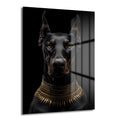 Koyu siyah bir arka planda, altın rengi sivri yakalı, çarpıcı sarı gözlere sahip asil bir Doberman köpeği portresi gösteren cam tablo.