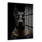 Koyu siyah bir arka planda, altın rengi sivri yakalı, çarpıcı sarı gözlere sahip asil bir Doberman köpeği portresi gösteren cam tablo.