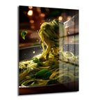Bir çatalın üzerinde yeşil pesto soslu taze spaghetti makarnanın buharı tüterken bir tava üzerinde yükseldiği, arka planda sıcak ışıkların bulunduğu iştah açıcı bir cam tablo.