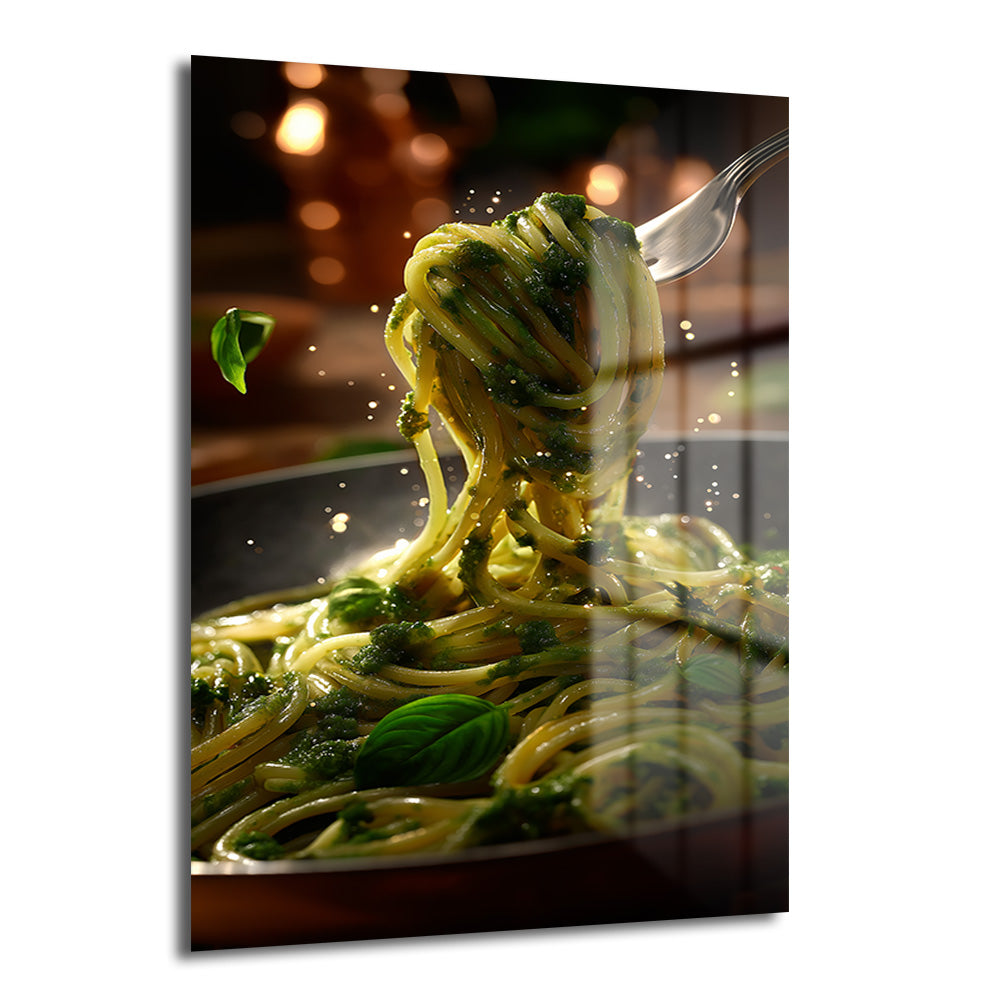 Bir çatalın üzerinde yeşil pesto soslu taze spaghetti makarnanın buharı tüterken bir tava üzerinde yükseldiği, arka planda sıcak ışıkların bulunduğu iştah açıcı bir cam tablo.