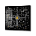 Siyah bir zemin üzerinde karmaşık beyaz devre şemaları ve altın rengi Bitcoin (B) logolarıyla tasarlanmış, modern ve teknolojik temalı bir cam tablo.
