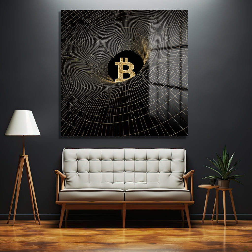 Koyu gri duvarda asılı, siyah zemin üzerine altın renkli parıltılı Bitcoin sembolü ve etrafında dönen soyut ızgara desenli modern cam tablo. Altında beyaz modern bir kanepe ve ahşap aksesuarlar bulunuyor.