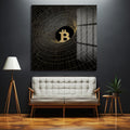 Koyu gri duvarda asılı, siyah zemin üzerine altın renkli parıltılı Bitcoin sembolü ve etrafında dönen soyut ızgara desenli modern cam tablo. Altında beyaz modern bir kanepe ve ahşap aksesuarlar bulunuyor.