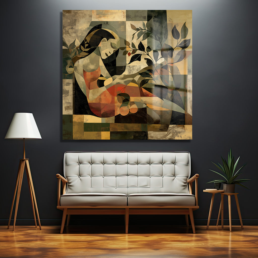 Modern sanat tarzında, geometrik desenler ve toprak tonlarında, uzanan bir kadın figürü ile yaprak ve meyve dallarının birleştiği büyük boyutlu cam tablo. Arka planda bej, yeşil ve kahverengi bloklar yer alıyor.