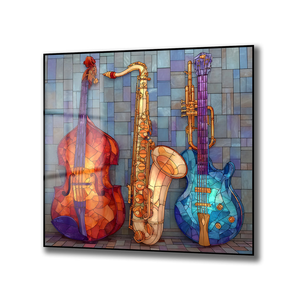 Vitray sanatıyla işlenmiş, canlı renklerde bir kontrbas, saksafon ve elektro gitarın yer aldığı cam tablo. Müzik aletleri mozaik desenlerle süslenmiş, arka planında mavi tonlarında karolar bulunuyor.