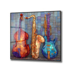 Vitray sanatıyla işlenmiş, canlı renklerde bir kontrbas, saksafon ve elektro gitarın yer aldığı cam tablo. Müzik aletleri mozaik desenlerle süslenmiş, arka planında mavi tonlarında karolar bulunuyor.