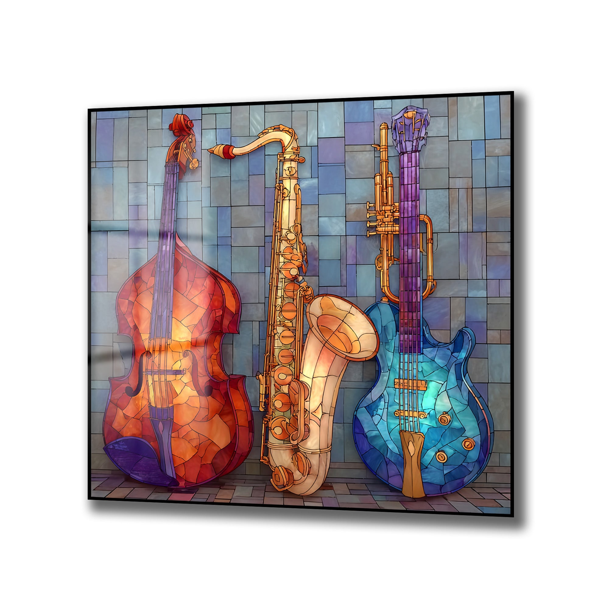 Vitray sanatıyla işlenmiş, canlı renklerde bir kontrbas, saksafon ve elektro gitarın yer aldığı cam tablo. Müzik aletleri mozaik desenlerle süslenmiş, arka planında mavi tonlarında karolar bulunuyor.