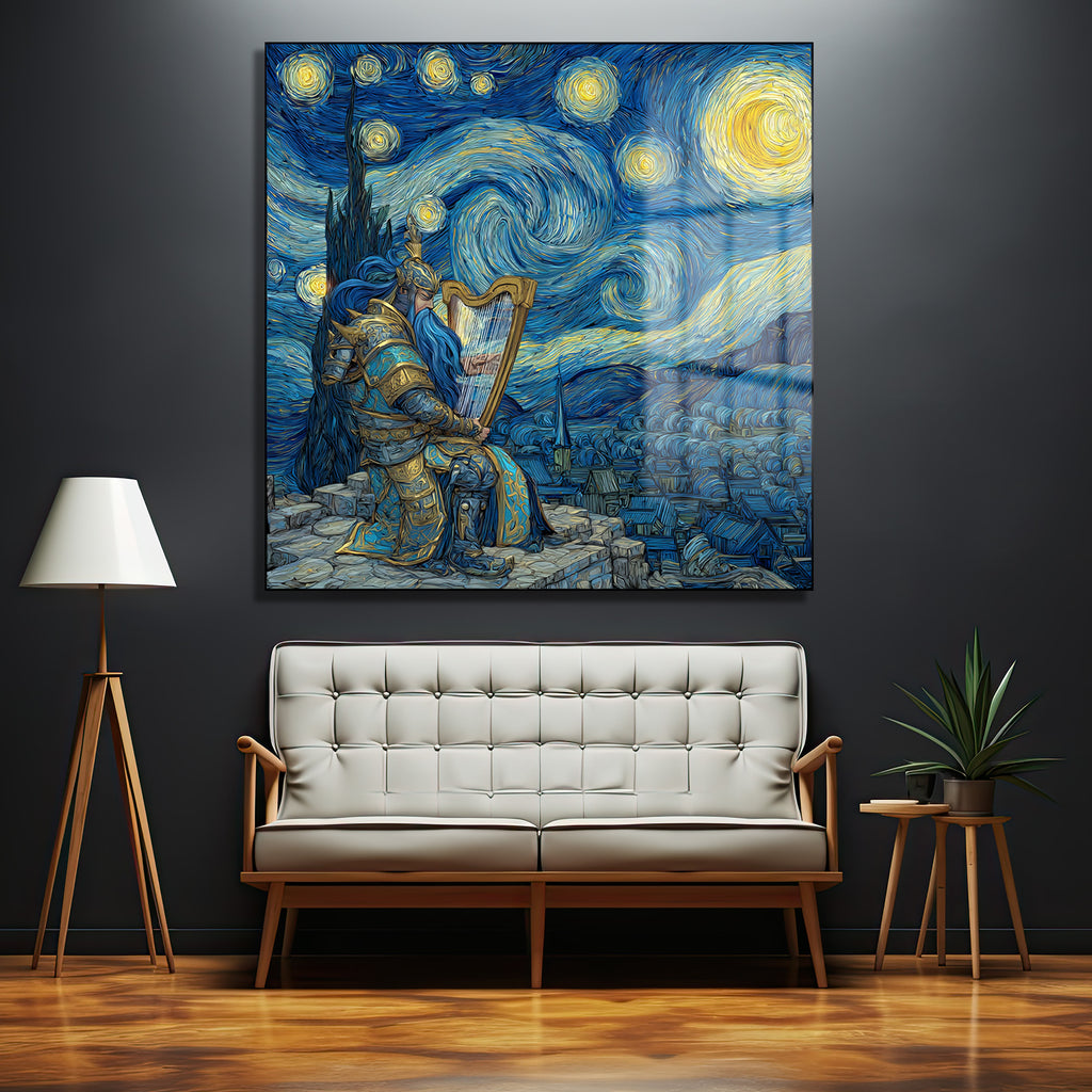 Van Gogh'un Yıldızlı Gece tablosu stilinde, mavi ve sarı tonlarında, zırhlı bir şövalyenin bir tepede oturmuş lir çaldığı ve altında bir kasabanın uzandığı, girdaplı gökyüzü temalı bir cam tablo.
