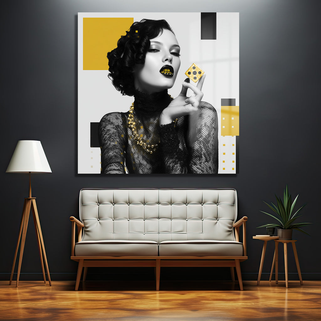 Art Deco Glamour: Altın Zar ve Gizemli Kadın Cam Tablo