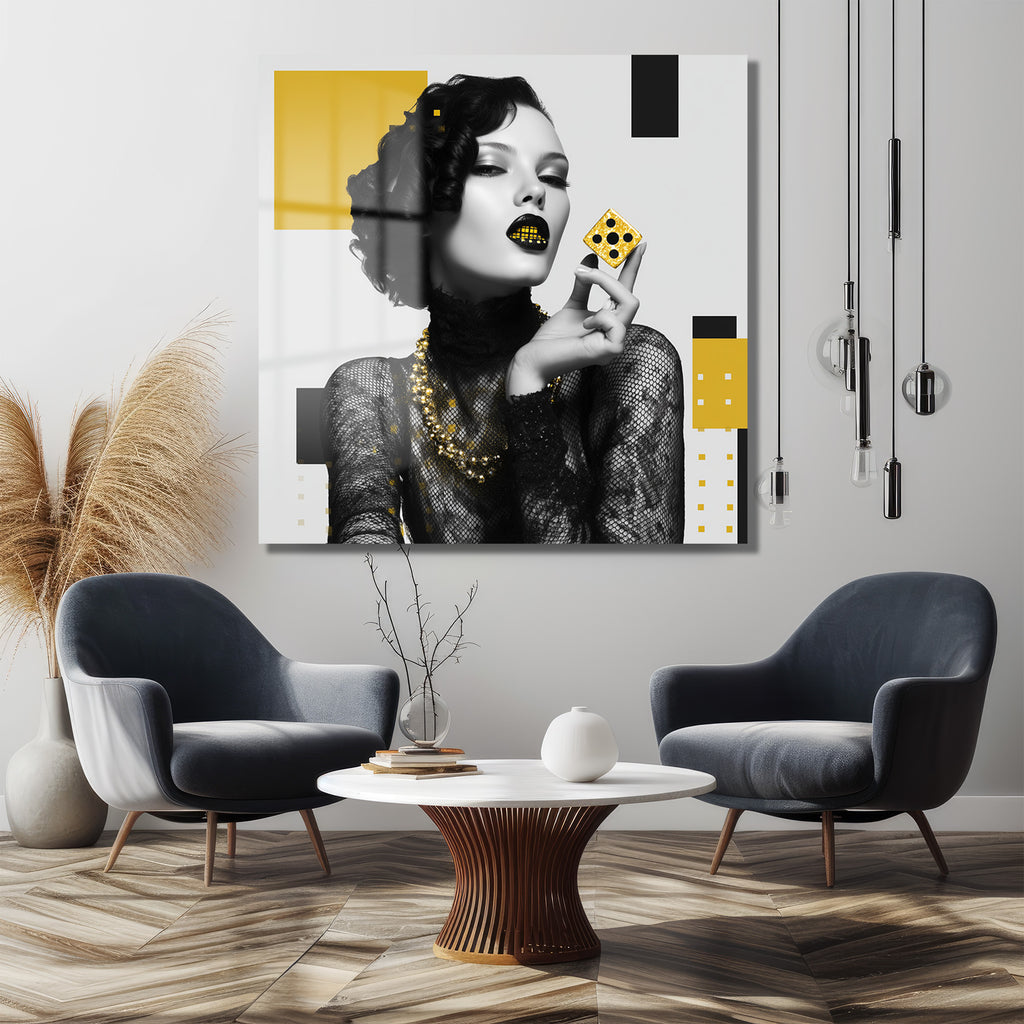 Art Deco Glamour: Altın Zar ve Gizemli Kadın Cam Tablo