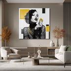 Art Deco Glamour: Altın Zar ve Gizemli Kadın Cam Tablo