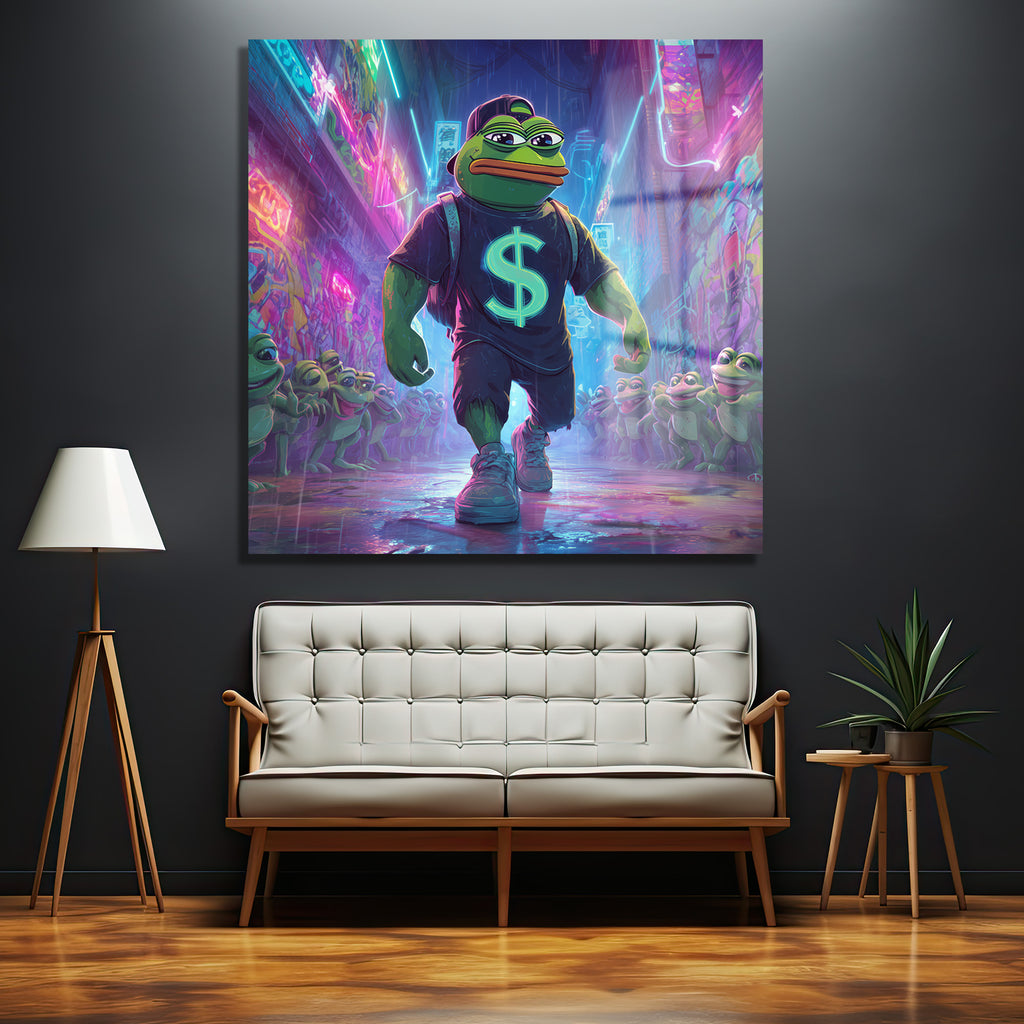 Neon ışıklarla aydınlatılmış bir şehir sokağında, dolar işaretli tişört giyen, şapkalı Pepe the Frog'un karizmatik yürüyüşünü gösteren dijital sanat eseri. Arkasında onu takip eden küçük kurbağalar ve mor, pembe, mavi renklerdeki parlayan tabelalar dikkat çekiyor. Yansımalı ıslak zemin sokağa derinlik katıyor.