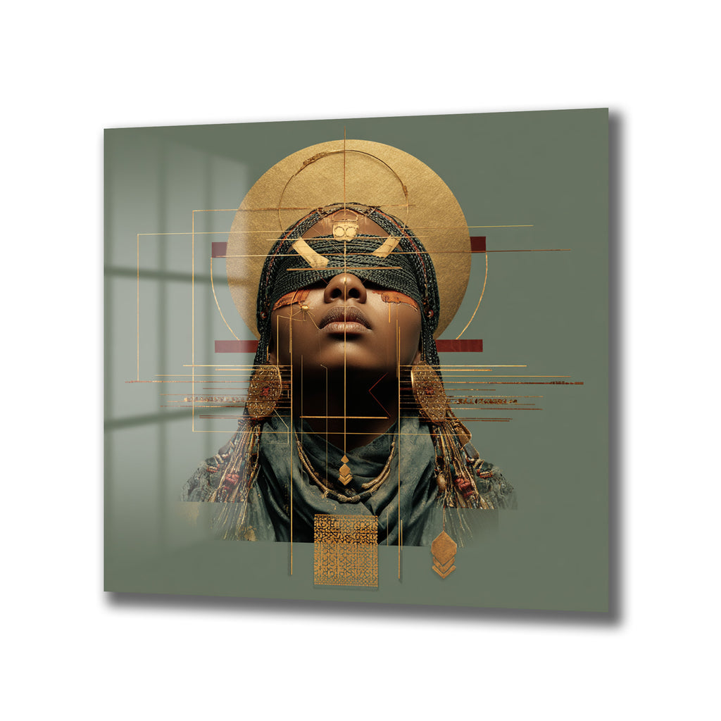 Koyu yeşil arka plan üzerinde, gözleri bağlı, altın detaylı örgülü saçları ve takıları olan, Afrofuturistik tarzda bilge bir kadının soyut portresi. Altın geometrik çizgiler ve dairelerle çevrili, modern bir cam tablo.
