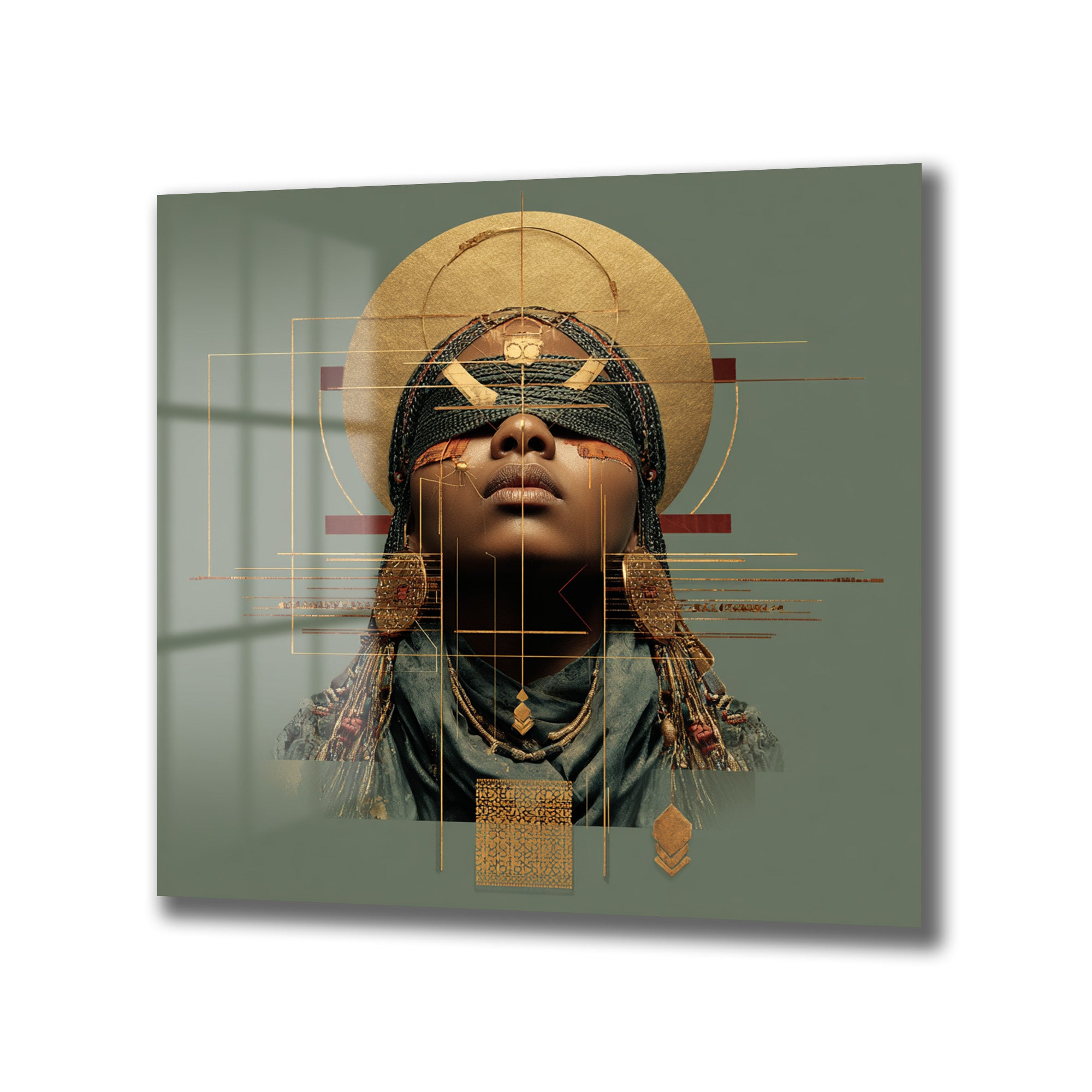 Koyu yeşil arka plan üzerinde, gözleri bağlı, altın detaylı örgülü saçları ve takıları olan, Afrofuturistik tarzda bilge bir kadının soyut portresi. Altın geometrik çizgiler ve dairelerle çevrili, modern bir cam tablo.