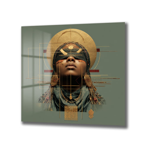 Koyu yeşil arka plan üzerinde, gözleri bağlı, altın detaylı örgülü saçları ve takıları olan, Afrofuturistik tarzda bilge bir kadının soyut portresi. Altın geometrik çizgiler ve dairelerle çevrili, modern bir cam tablo.