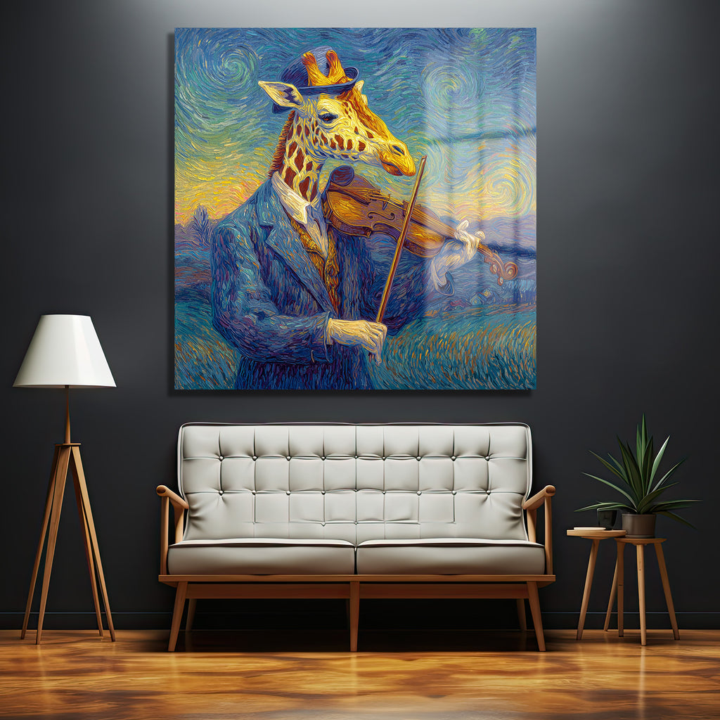 Van Gogh'un yıldızlı gece stilinde, şapkalı ve takım elbiseli bir zürafanın keman çaldığı, canlı renklerle dolu bir cam tablo.