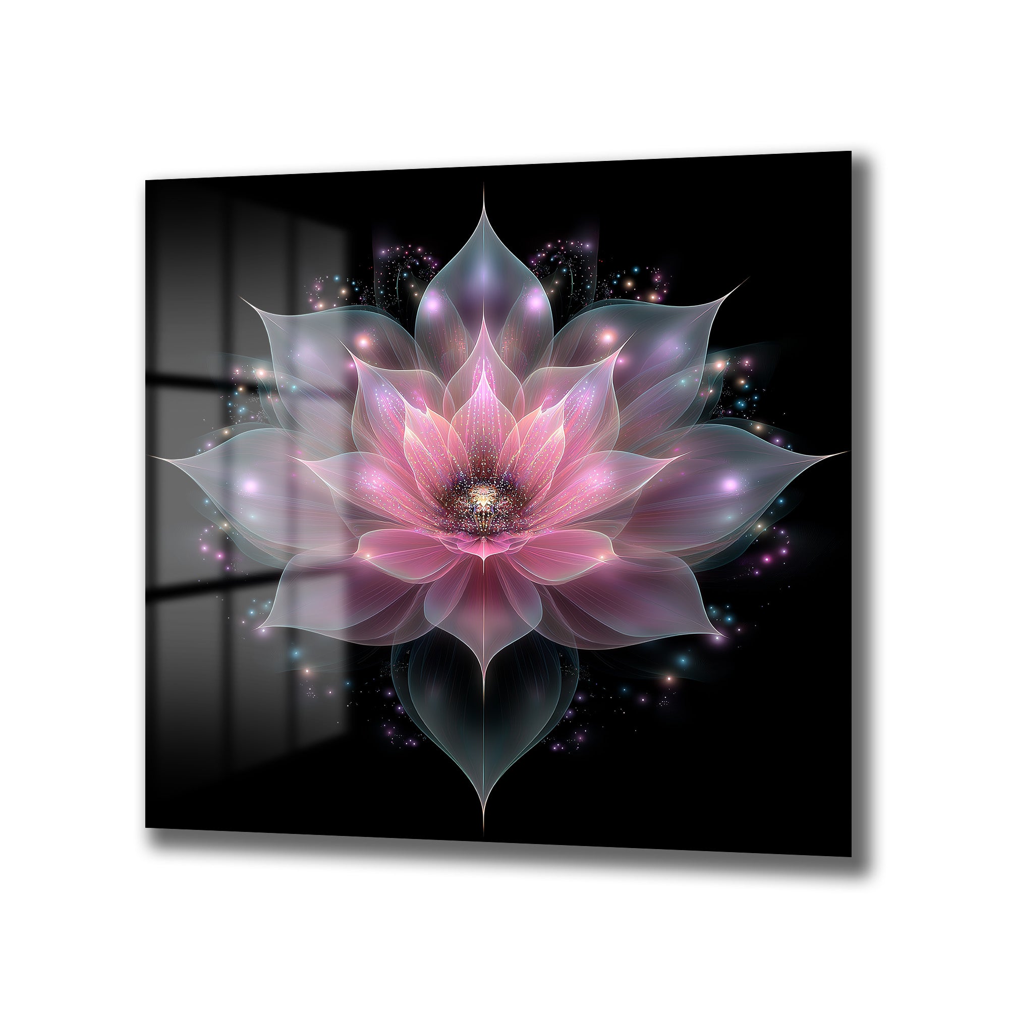 Koyu siyah bir arka plan üzerinde pembe, mor ve mavi tonlarında parlayan, dijital olarak oluşturulmuş, soyut ve ışıltılı bir lotus çiçeği desenine sahip cam tablo. Çiçeğin etrafında parıldayan küçük ışık noktaları ve yarı saydam yapraklar bulunuyor.