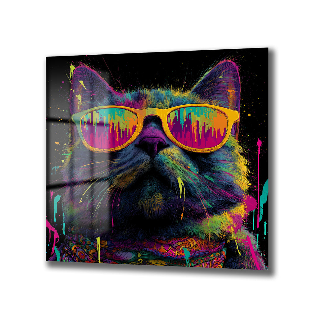 Canlı neon renklerle boya sıçramış efektiyle tasarlanmış, sarı çerçeveli gözlük takan cool bir kedi portresi. Siyah arka plan üzerinde mor, pembe, yeşil ve turuncu tonlar hakim.