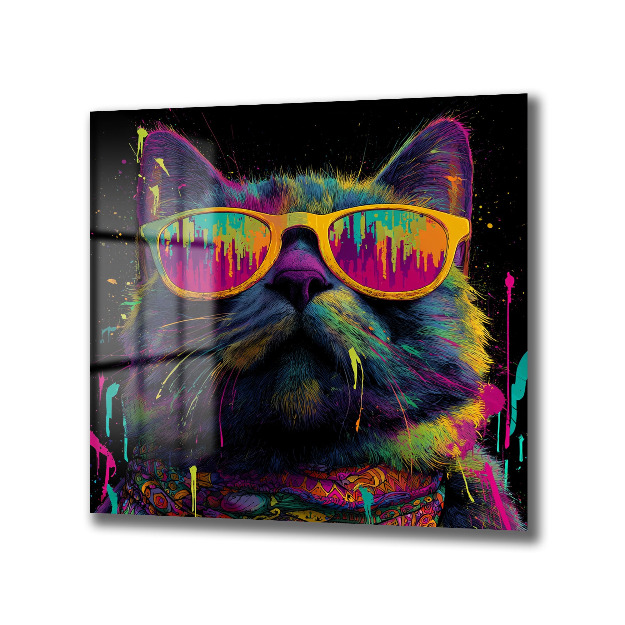 Canlı neon renklerle boya sıçramış efektiyle tasarlanmış, sarı çerçeveli gözlük takan cool bir kedi portresi. Siyah arka plan üzerinde mor, pembe, yeşil ve turuncu tonlar hakim.
