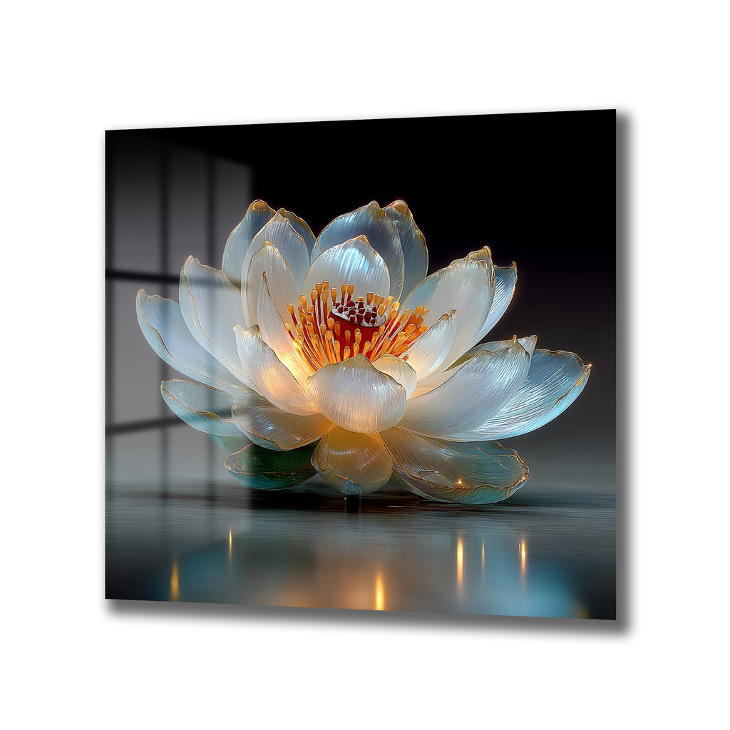 Karanlık ve yansıtıcı bir zeminde, ışıkla parlayan, şeffaf ve altın detaylı lotus çiçeği motifli cam tablo. Çiçeğin merkezi kırmızı ve turuncu tonlarda, yaprakları beyaz ve açık mavi renklerde.
