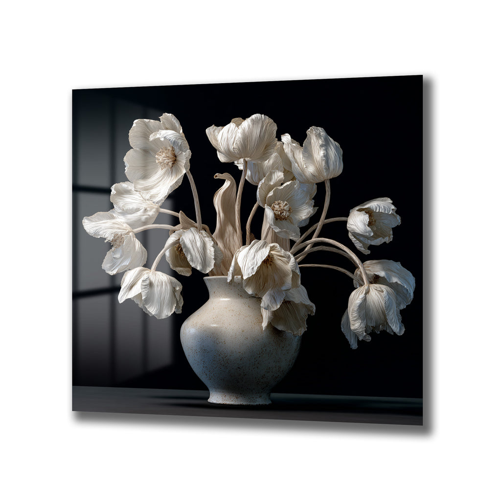 Koyu arka planda, dokulu beyaz kurutulmuş çiçeklerin seramik bir vazoda durduğu, zarif ve sanatsal bir cam tablo görseli. Çiçeklerin kırışık yaprakları ve vazonun benekli dokusu belirgin.