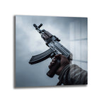 Cesur İfade: Sanatsal AK-47 Temalı Modern Cam Tablo