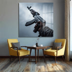 Cesur İfade: Sanatsal AK-47 Temalı Modern Cam Tablo