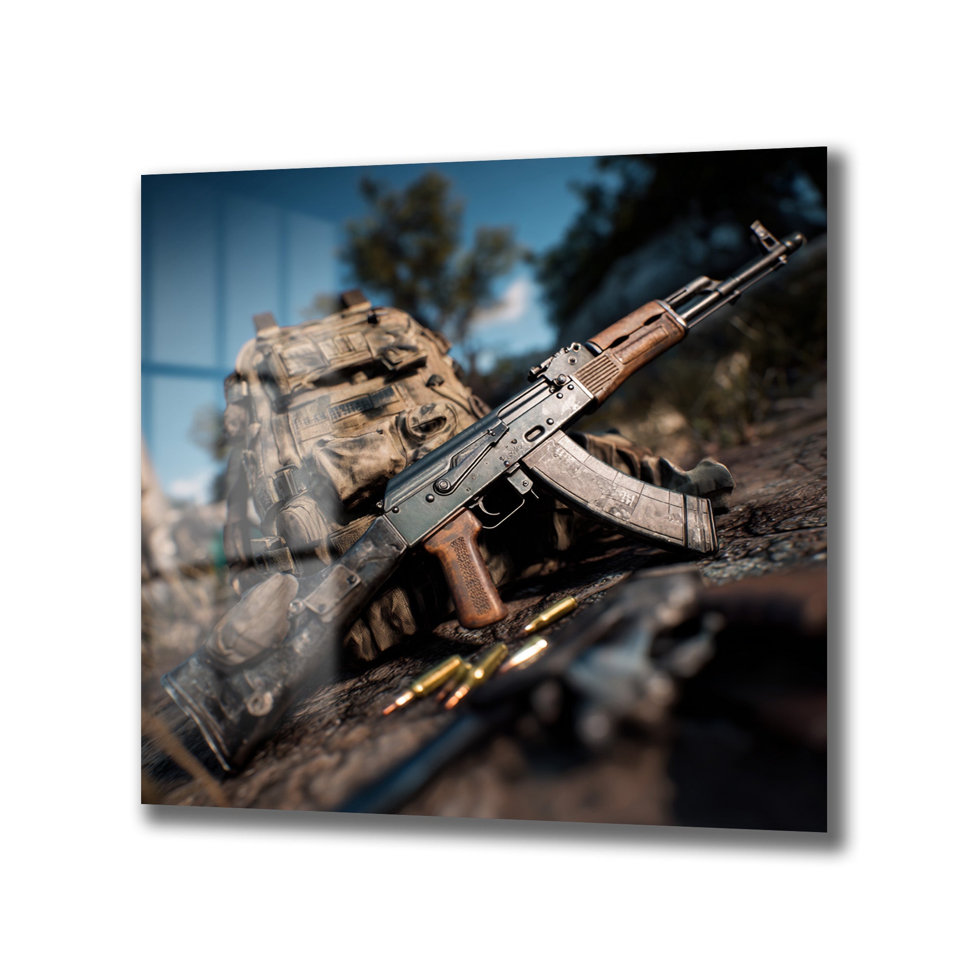 AK-47 tarzı tüfek, şarjör ve mermilerin askeri bir sırt çantası önünde, doğal bir zeminde sanatsal olarak düzenlenmiş bir görüntüsü. Tüfeğin ahşap detayları ve metal dokusu belirgin, arka planda bulanık ağaçlar ve mavi gökyüzü yansıması var.