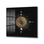 Siyah arka plan üzerinde altın rengi, detaylı bir Bitcoin sembolü, etrafında kozmik ışınlar ve gezegen benzeri kürelerle süslenmiş modern bir cam tablo.