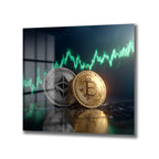 Yeşil renkli borsa grafiklerinin önünde parlayan altın Bitcoin ve gümüş Ethereum kripto para madeni paralarını gösteren modern bir cam tablo.