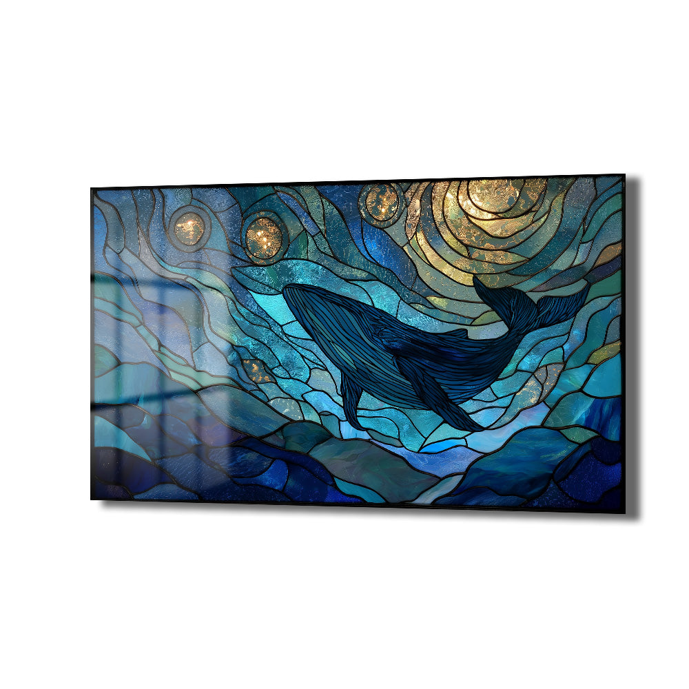 Stained-glass tarzında, mavi ve altın tonlarında, yıldızlı bir gökyüzünün altında yüzen bir balinayı gösteren modern cam tablo.