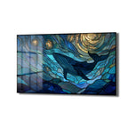 Stained-glass tarzında, mavi ve altın tonlarında, yıldızlı bir gökyüzünün altında yüzen bir balinayı gösteren modern cam tablo.