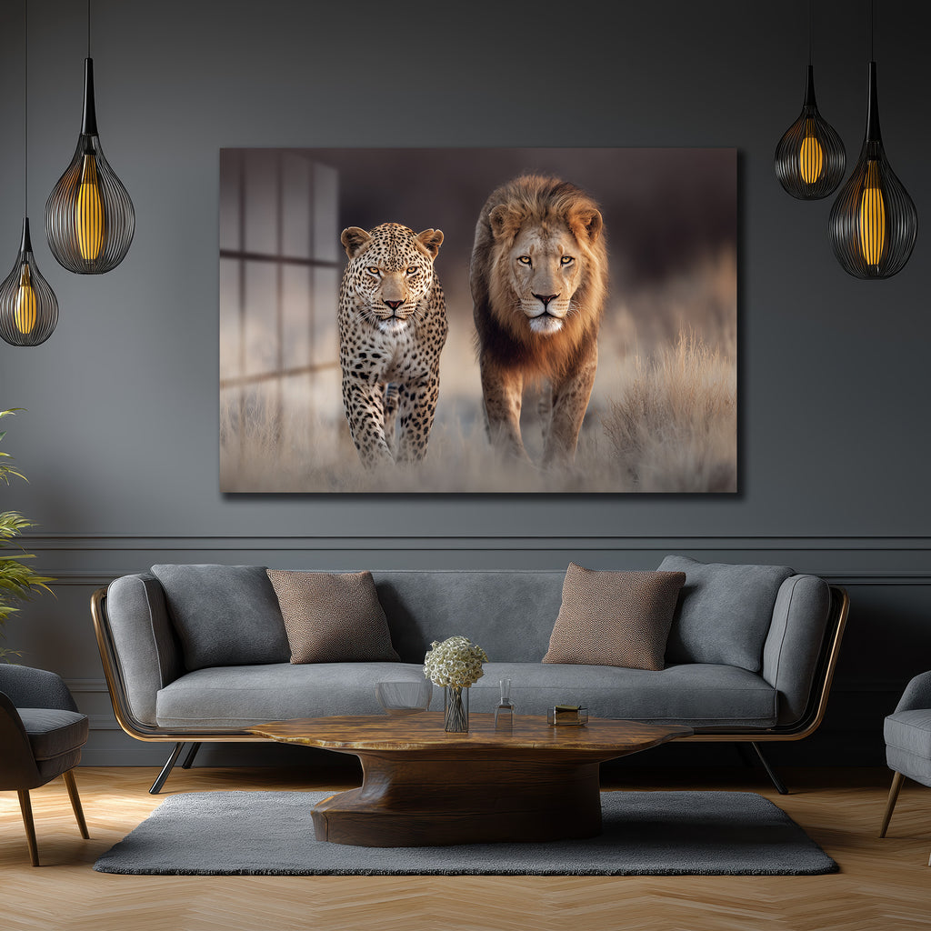 Aslan ve Leopar Yürüyüşü Cam Tablo - Vahşi Doğanın Görkemli Dansı