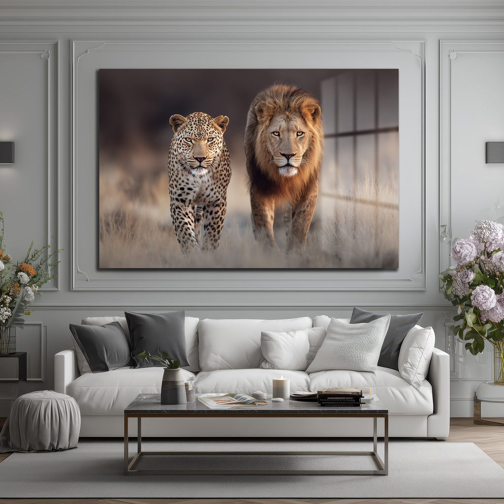 Aslan ve Leopar Yürüyüşü Cam Tablo - Vahşi Doğanın Görkemli Dansı