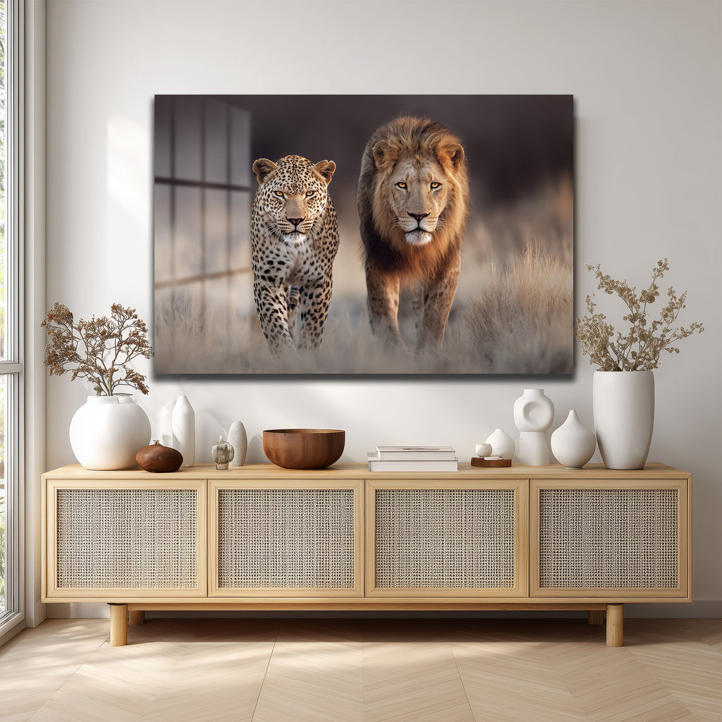 Aslan ve Leopar Yürüyüşü Cam Tablo - Vahşi Doğanın Görkemli Dansı