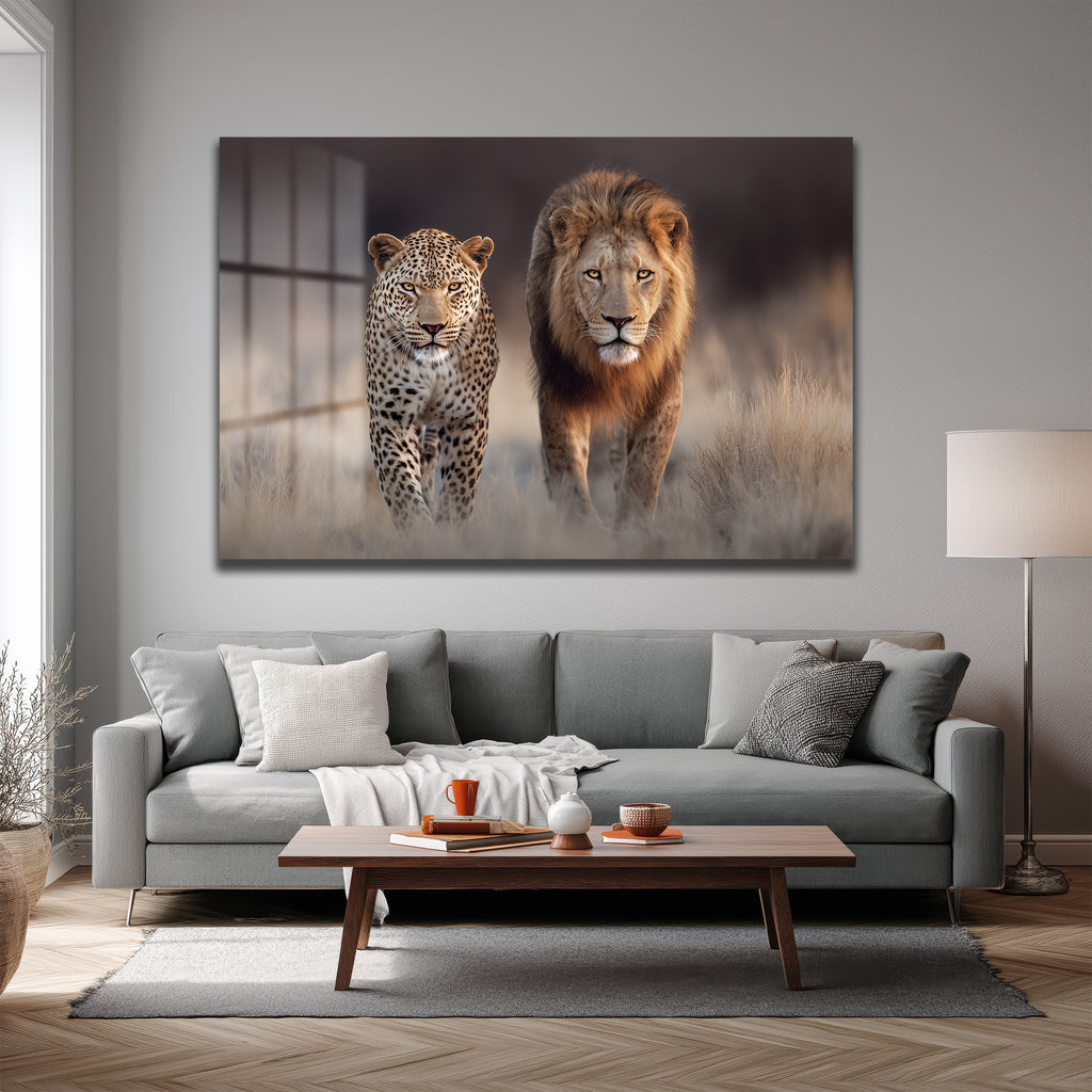 Aslan ve Leopar Yürüyüşü Cam Tablo - Vahşi Doğanın Görkemli Dansı