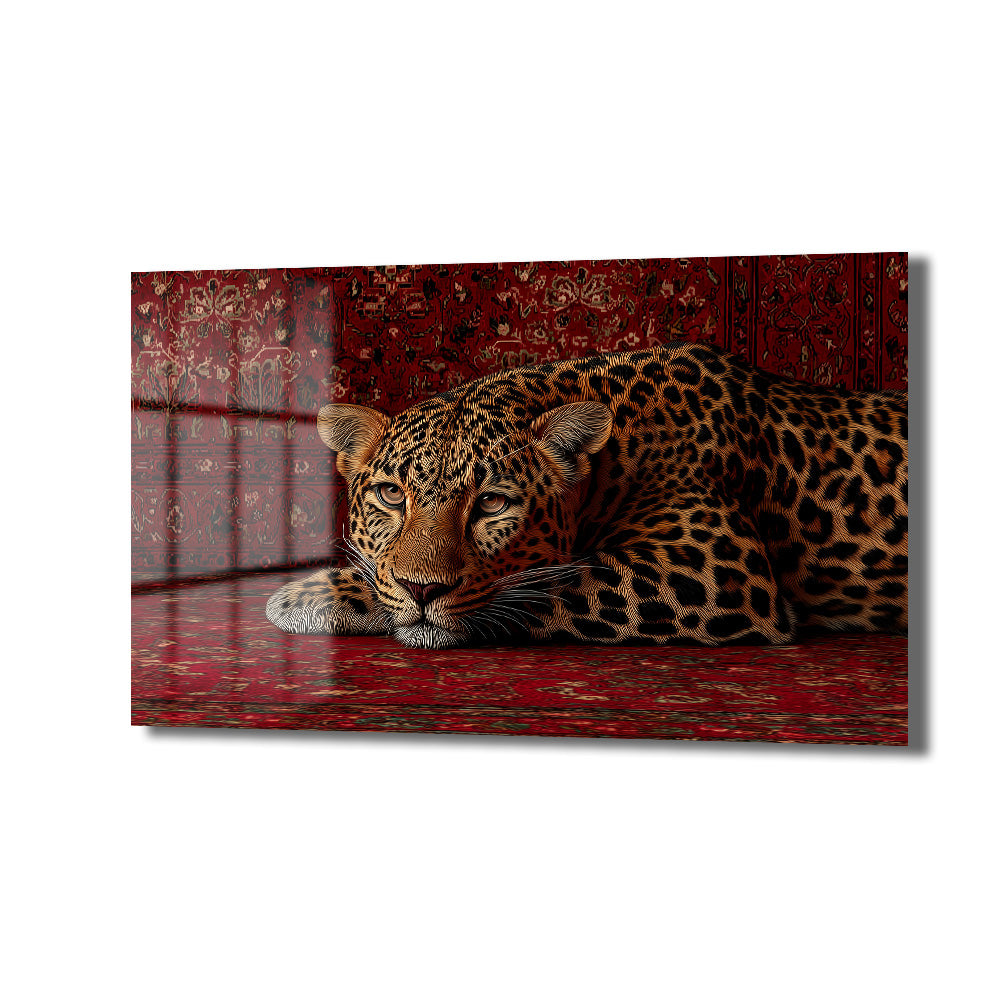 Kırmızı, geleneksel desenli bir halı üzerinde uzanmış, sakin bakışlı, kahverengi ve siyah benekli bir leopar cam tablo.