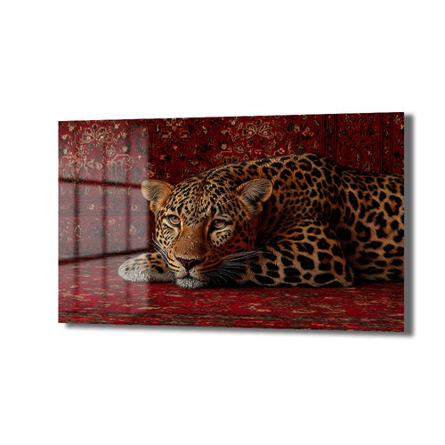 Kırmızı, geleneksel desenli bir halı üzerinde uzanmış, sakin bakışlı, kahverengi ve siyah benekli bir leopar cam tablo.