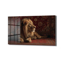 Kırmızı ve kahverengi desenli oryantal bir halı üzerinde uzanmış, sağa doğru bakan, kahverengi yeleli, asil bir aslanın yer aldığı, üzerinde hafif yansımalar olan cam tablo.