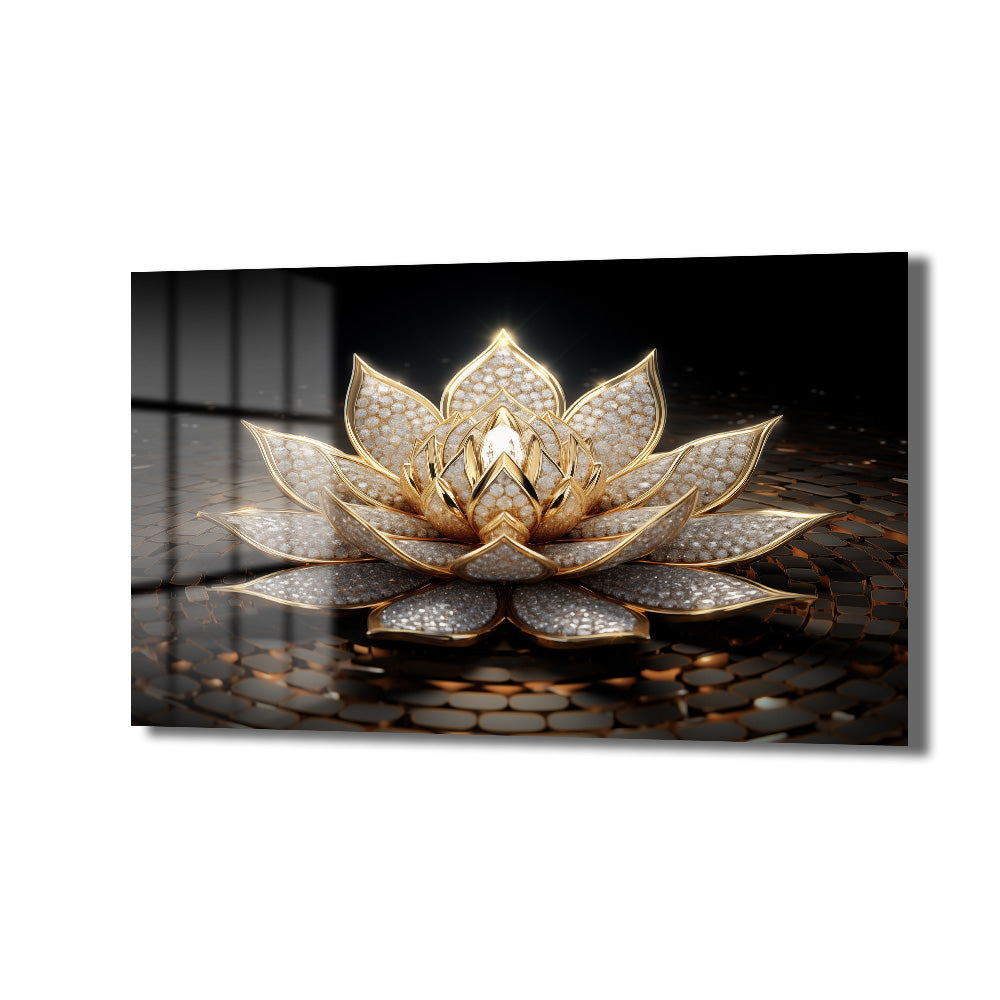 Koyu ve yansıtıcı bir zeminde parlayan, altın renkli çerçevelerle süslenmiş ve binlerce küçük beyaz pırlanta veya kristal ile işlenmiş bir lotus çiçeği cam tablosu.
