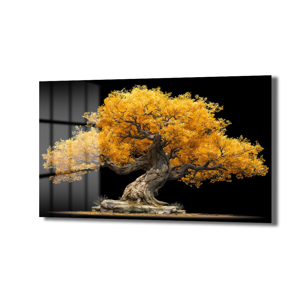 Siyah arka plan üzerinde, görkemli ve altın sarısı yapraklarla dolu, kalın, kıvrımlı bir gövdeye sahip, taş kaide üzerinde duran sanatsal bir bonsai ağacı cam tablo.