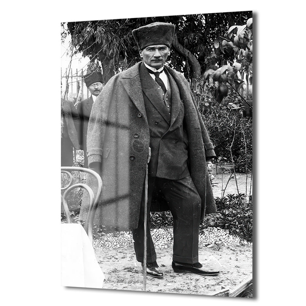 Lider Ruhu: Atatürk'ün Asil Duruşu Cam Tablo