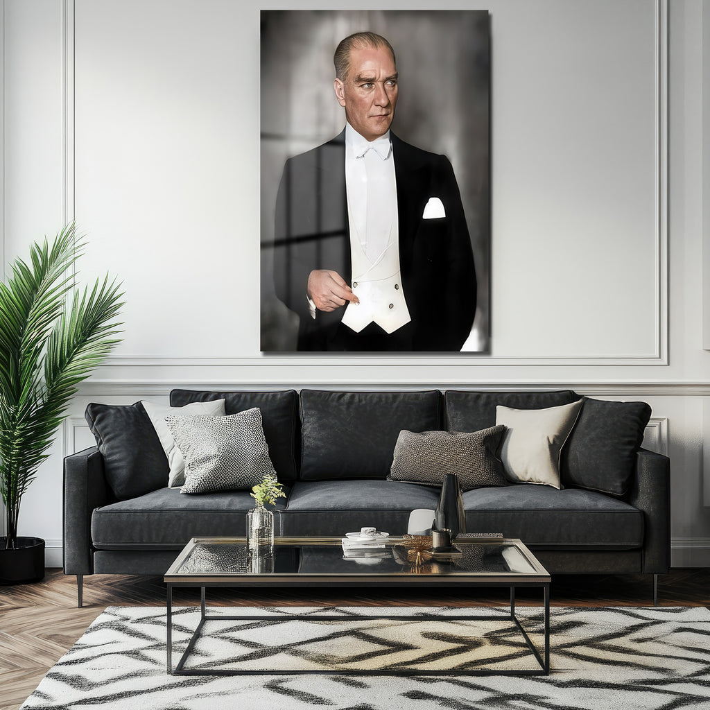 Atatürk'ün Asil Duruşu Cam Tablo | Liderlik ve Zarafet