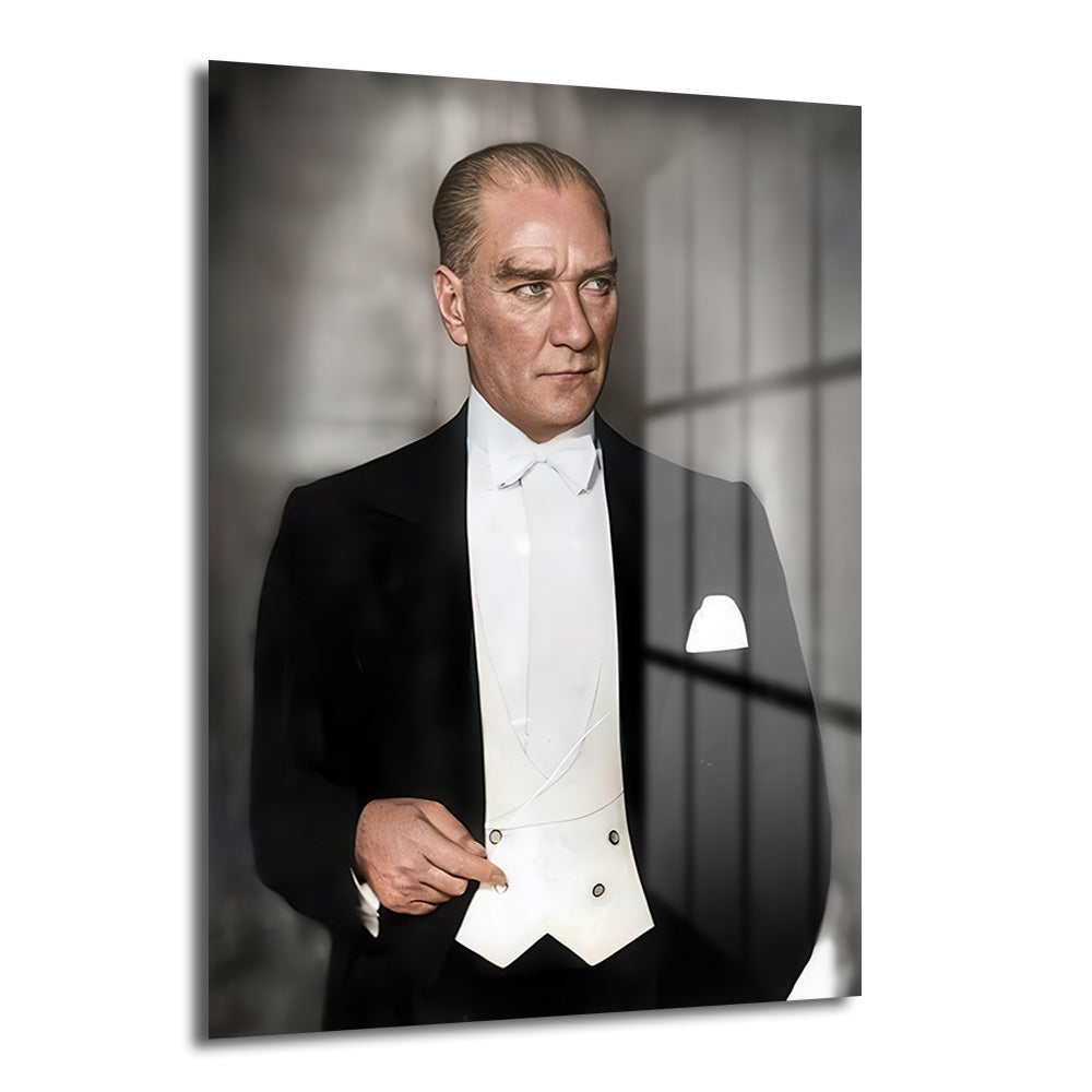 Mustafa Kemal Atatürk'ün siyah smokin, beyaz papyon ve yelek giydiği, sağa doğru düşünceli baktığı, zarif ve asil duruşunu sergileyen renkli cam tablo.