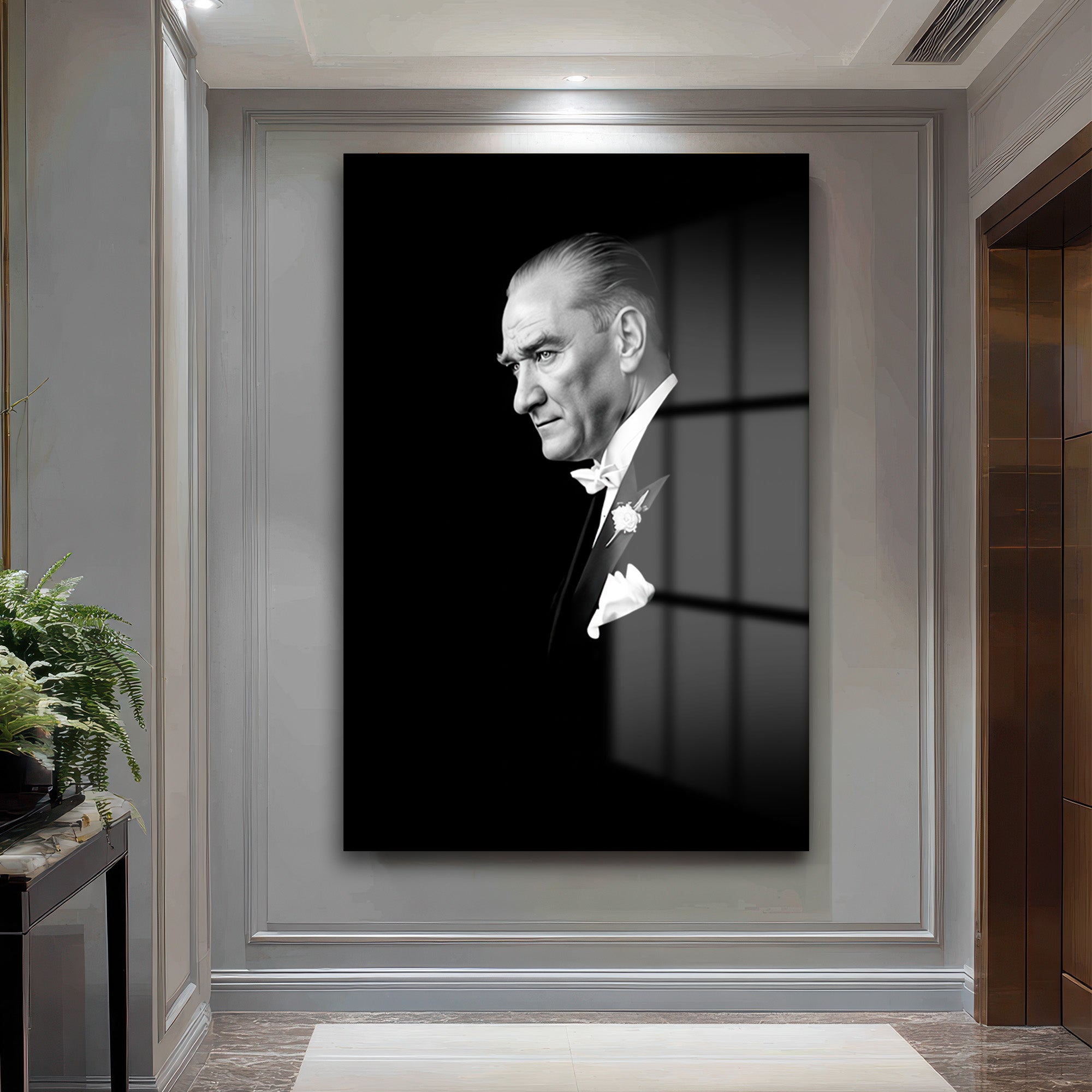 Atatürk'ün Vakur Bakışı: Siyah Beyaz Lider Portresi Cam Tablo