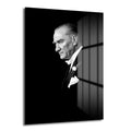 Mustafa Kemal Atatürk'ün siyah beyaz, şık bir smokinle sol tarafa doğru baktığı, vakur ve düşünceli bir ifadeye sahip, cam üzerine basılmış portre tablosu. Arka plan koyu tonlarda olup, sağda dikey çizgilerle hafifçe aydınlatılmış bir pencere detayı görülmektedir.