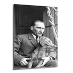 Siyah beyaz bir fotoğraf karesinde, takım elbiseli Mustafa Kemal Atatürk'ün kucağında oturan Foks isimli köpeğiyle birlikte dışarıya doğru baktığı, düşünceli bir anı gösteren cam tablo.